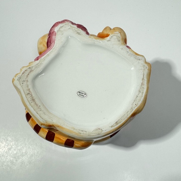 Planter Ceramic Cat Pot Glazed Yellow Tabby Pink Yarn 5.5”
Cottage Country - Picture 6 of 11